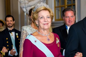 Πριγκίπισσα Βεατρίκη: Luxury chic με λινό φόρεμα και τα Chanel γοβάκια που λατρεύουν οι royals - εικόνα 6