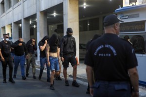 Ισχυρή έκρηξη βόμβας στον Ασπρόπυργο - Ζημιές σε σπίτια και σταθμευμένα αυτοκίνητα [εικόνες] - εικόνα 6