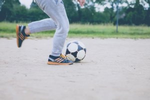 Κορονοϊός - Ηλιούπολη: Χαμός με κόσμο και καπνογόνα σε γήπεδο - Οπαδοί έσπασαν το πρωτόκολλο και γέμισαν τις εξέδρες