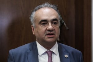 Επίθεση ΣΥΡΙΖΑ και ΠΑΣΟΚ σε ΝΔ για Ντογιάκο: Οι συνταγματολόγοι αποδόμησαν τη γνωμοδότηση