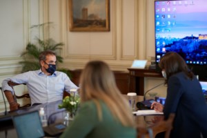 Ζητάει και τα ρέστα η μητέρα της 24χρονης Θεσσαλονικιάς που είχε κορονοϊό και έφυγε για Σαντορίνη [Βίντεο] - εικόνα 2