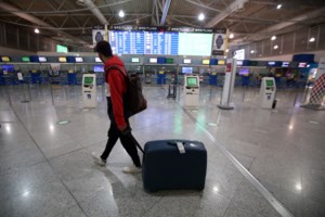 Αλλάζει το ωράριο απαγόρευσης κυκλοφορίας για τις γιορτές- Εξω μέχρι τις 10 το βράδυ