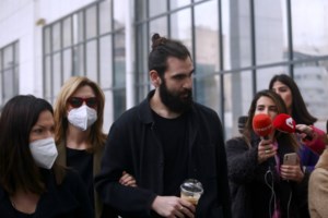 Πέτρος Φιλιππίδης: Οι πρώτες εικόνες με την έξοδό του από τα δικαστήρια -  Εφυγε σχεδόν τρέχοντας - εικόνα 8