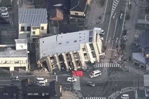 Nέος συναγερμός στην Ιαπωνία: Στις φλόγες αεροπλάνο με 379 επιβαίνοντες στο αεροδρόμιο του Τόκιο [βίντεο]