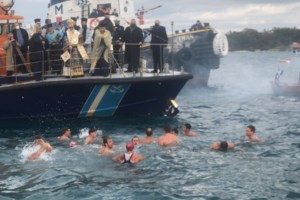 ΗΠΑ: 16χρονος ομογενής έπιασε τον Σταυρό στο "χωριό των σφουγγαράδων", στη Φλόριντα [εικόνες] - εικόνα 2