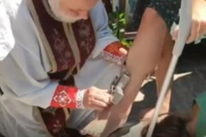 Άγιοι Ισίδωροι: Χιλιάδες πιστοί στο εκκλησάκι στο Λυκαβηττό παρά τις καταγγελίες για ψευτο-θαύματα και απάτη [βίντεο]