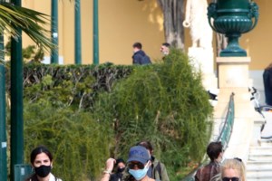 Η Χριστίνα Μπόμπα με φουσκωμένη κοιλίτσα κάνει γυμναστική στο στιλάτο σαλόνι της [Εικόνες]