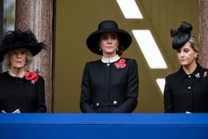 Το dress code του πένθους: Οι άψογες εμφανίσεις, οι υπερβολικές και αυτές που βγήκαν εκτός θέματος - εικόνα 2