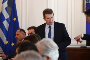 Σε κοιτώνες και ξενοδοχεία η διαμονή θυμάτων ενδοοικογενειακής βίας- Νέα στοιχεία από τη σύσκεψη Χρυσοχοΐδη-αστυνομικών