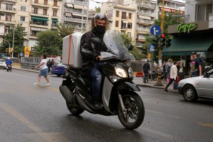 Βίντεο σοκ: Ντελιβεράδες "παλεύουν" με τα χιόνια – Πάνω από 80 καταγγελίες στη ΓΣΕΕ