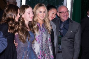 Σάρα Τζέσικα Πάρκερ: Το μονόχρωμο look με κρουαζέ φόρεμα και slingback πέδιλα του ονείρου - εικόνα 7