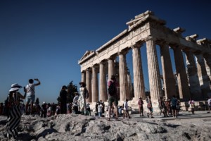 Ρουμάνος τουρίστας έκλεψε μάρμαρα από την Ακρόπολη- "Είχαν πέσει από μόνα τους, δεν φταίω" είπε στους αστυνομικούς