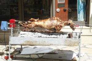 Αρκάς: "Χριστός Ανέστη" από τον άτακτο μικρό σπουργίτη [βίντεο]