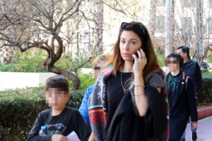 Κατερίνα Παπουτσάκη: Το τολμηρό look με ψηλοκάβαλο τζιν σορτς και εμπριμέ πουκάμισο - Δίχασαν τα παπούτσια της [εικόνες]