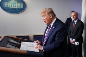 Δείτε τον Μπραντ Πιτ να μεταμφιέζεται σε δρ. Άντονι Φαούτσι και να τρολάρει τον Ντόναλντ Τραμπ! (video)