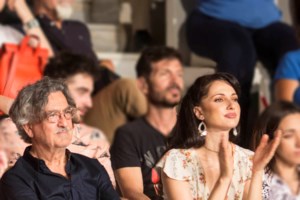 Τατιάνα Στεφανίδου: Το κόκκινο μίντι σύνολο και ο υπέροχος κήπος του σπιτιού της - εικόνα 5