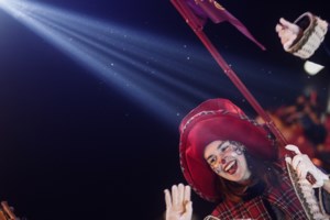 Οδηγός μετέτρεψε αστικό λεωφορείο σε "πολικό εξπρές": Γιρλάντες, λαμπιόνια και κρεμασμένες μπότες [εικόνες] - εικόνα 5