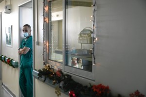 Σουρβίνος για Ομικρον: Δεν έχουμε ξαναδεί ποτέ τέτοιο στέλεχος με τόσες πολλές μεταλλάξεις - εικόνα 2