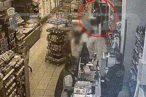 Βίντεο ντοκουμέντο από τη στιγμή της αρπαγής του μωρού που βρέθηκε δίπλα σε κάδους απορριμμάτων στον Άλιμο - εικόνα 6