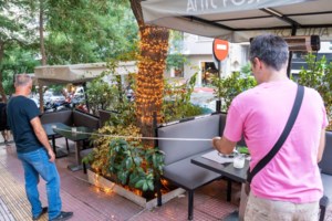 Κύκλωμα παρκαδόρων στα νότια προάστια: Επτά συλλήψεις σε Άλιμο και Ελληνικό για παράνομο πάρκινγκ τη νύχτα - Ποιες είναι οι ταρίφες