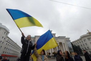 Ουκρανός στρατιώτης ταΐζει με το κουταλάκι ένα κουτάβι- Το τρυφερό "ευχαριστώ" του μικρού σκύλου [Βίντεο] - εικόνα 2