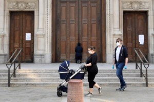 "Παραθυράκι" Σταϊκούρα για έκτακτο επίδομα σε αστυνομικούς και ένστολους