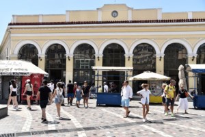 Περισσότεροι φέτος οι τουρίστες αλλά ξοδεύουν λιγότερα - Ποιοι είναι οι πιο "ανοιχτοχέρηδες"