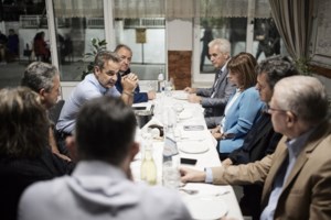 Μητσοτάκης: Στον αγιασμό του δημοτικού σχολείου στην Παλαγία Εβρου που κάηκε από τη φωτιά - "Δεν το βάζουμε κάτω"