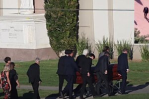 Το σημαδιακό τραγούδι που έπαιξε στην κηδεία του Μάθιου Πέρι και λύγισε τους πάντες: "Don't Give Up" - εικόνα 2