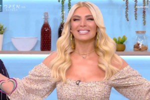 Νατάσα Θεοδωρίδου: Τα δάκρυα της όταν παρέλαβε το βραβείο Mad Music Icon από τις κόρες της [βίντεο]