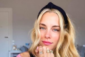 Hot στον χιονισμένο κήπο της η Δούκισσα Νομικού: Βγήκε στα χιόνια μόνο με το παλτό της - εικόνα 4