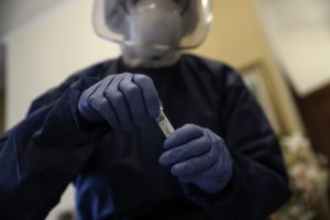 "Καμπανάκι" από Τσιόδρα: Λάθος να πιστέψουμε ότι ο ήλιος και η ζέστη σκοτώνουν τον κορονοϊό