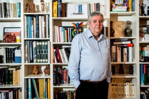 Καυστικό εξώφυλλο του Charlie Hebdo για το Qatargate: "Χαρούμενος, όπως ένας Καταριανός στην Ευρώπη" - εικόνα 3