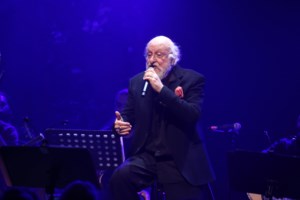 Απών ο Σαββόπουλος από τη συναυλία του Πορτοκάλογλου λόγω κορονοϊού: "Εμείς του ’60 οι εκδρομείς ανήκουμε στους ευπαθείς"