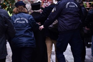 Λέσβος: Συγκίνησε ο Πάπας Φραγκίσκος για τους μετανάστες: ''Όποιος σας φοβάται δεν σας έχει δει στα μάτια'' - εικόνα 6