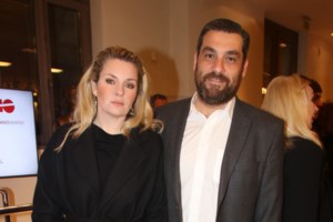 Συντετριμμένη η Ελισάβετ Μουτάφη στην κηδεία του πατέρα της- Στο πλευρό της ο Μάνος Νιφλής