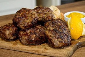 Τσικνοπέμπτη: Έναν τόνο κρέατος ψήνουν στη Βαρβάκειο - Γέμισαν κόσμο οι πλατείες στις μεγάλες πόλεις [εικόνες] - εικόνα 8