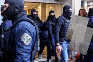 Σε σοκ η μητέρα του 18χρονου που έριξε τη φωτοβολίδα: Έχω χάσει παιδί και ξέρω πώς νιώθει η μάνα του αστυνομικού