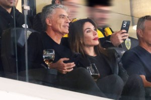 Τατιάνα Στεφανίδου: Το quite luxury πρωινό look της με off white κάπα, ψηλές μπότες και την αγαπημένη της Dior saddle bag