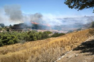 Φωτιά σε εργοστάσιο πλαστικών στη Δυτική Αχαΐα - Μήνυμα 112 στους κατοίκους να κλείσουν πόρτες και παράθυρα