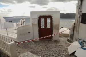 "Είμαστε ξάγρυπνοι από τους συνεχείς σεισμούς", λένε οι κάτοικοι των νησιών - "Θα κρατήσουν αρκετά", λέει ο Καραστάθης - εικόνα 4