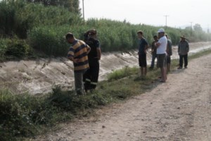 Προφυλακίστηκαν παππούς και θείος του βρέφους που εντοπίστηκε νεκρό σε αρδευτικό κανάλι - εικόνα 2