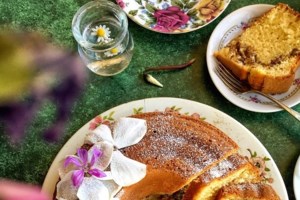 Συνταγή: Κέικ μήλου γεμιστό με καραμελωμένα μήλα και γλάσο κανέλας