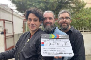 "Η λέξη πρόοδος στο στόμα της μητέρας μου ηχούσε πολύ φάλτσα" - Η παράσταση που σάρωσε επιστρέφει - εικόνα 3