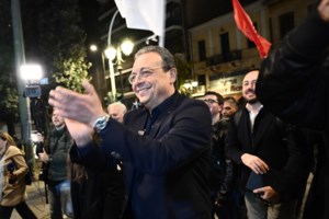 ΣΥΡΙΖΑ: Ο Φάμελλος μπήκε στο προεδρικό γραφείο με... Bella Ciao και έκατσε στον κόκκινο καναπέ [βίντεο]