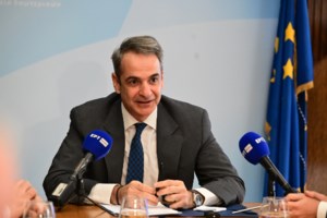 Σκληρή στάση στο μεταναστευτικό και αύξηση κατώτατου μισθού: Τα δύο όπλα Μητσοτάκη για να "ξεφύγει" από τα Τέμπη