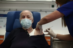 Ιστορικές στιγμές: Αυτοί είναι οι δύο πρώτοι Έλληνες που έκαναν το εμβόλιο [εικόνες-βίντεο]