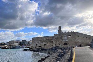 Ηράκλειο: Γυναίκα έπεσε στο λιμάνι για να αυτοκτονήσει - Βούτηξαν λιμενικοί και την έβγαλαν - εικόνα 2