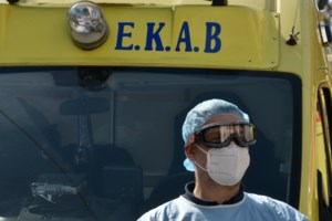 Θεσσαλονίκη: Αντρας απειλεί να πέσει στο κενό από 12οροφη πολυκατοικία [εικόνες,βίντεο] - εικόνα 3