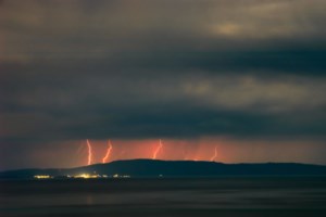 Δεμένα τα πλοία στα λιμάνια λόγω των ισχυρών ανέμων - Πού υπάρχει απαγορευτικό